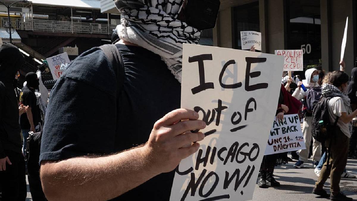 chicago se pregateste pentru o operatiune federala de imigratie guvernatorul pritzker e o invazie cu trupe americane