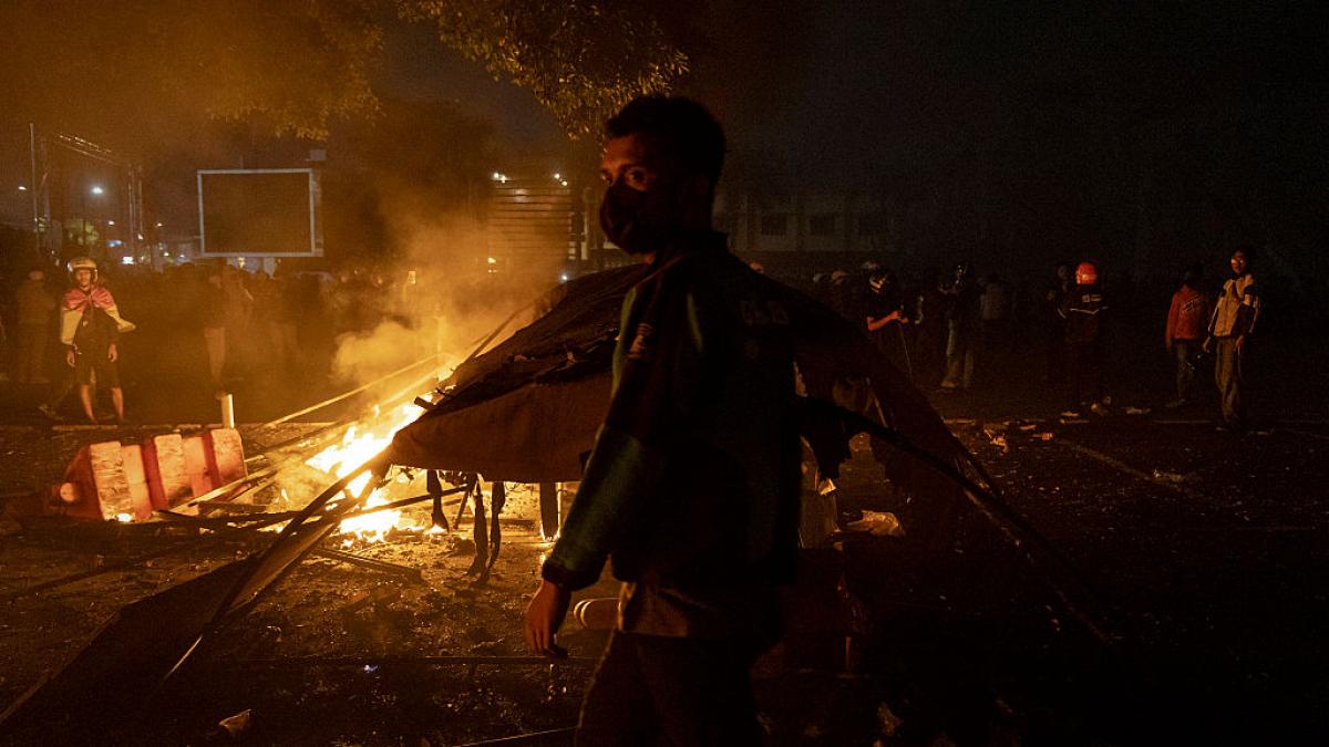 cum a aruncat in aer indonezia moartea unui livrator au murit 6 protestatari dupa confruntarile cu fortele de ordine