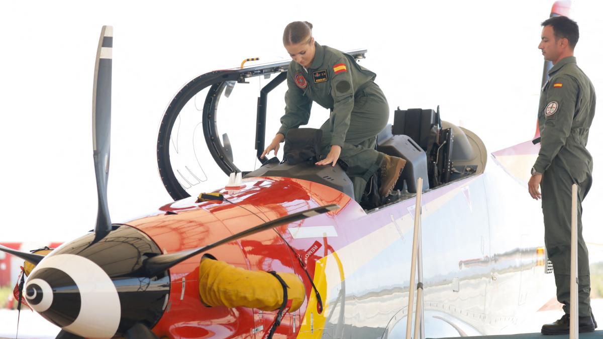 leonor viitoarea regina a spaniei a intrat la academia fortelor aeriene imagini cu printesa de 19 ani in prima ei zi de cursuri