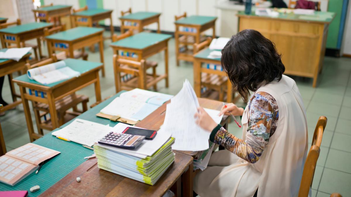 ministerul educatiei face referire la masurile de austeritate criza ce se intampla cu plata salariilor si burselor