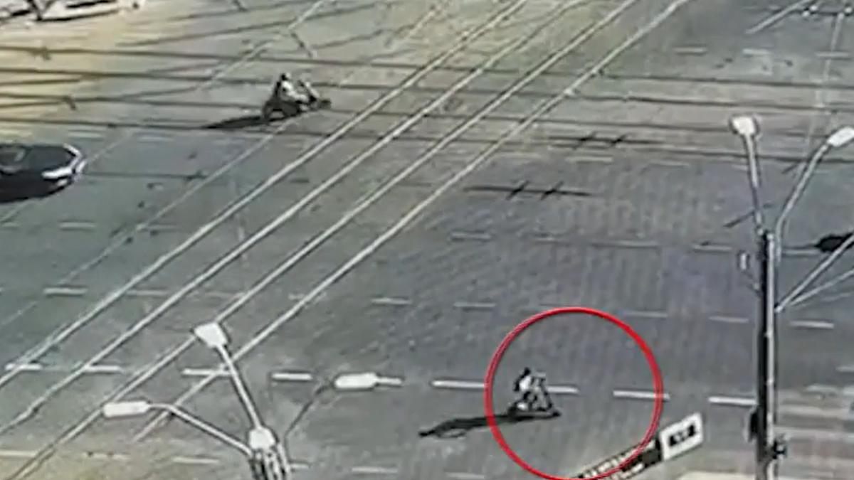 momentul socant in care o femeie este lovita de un tanar pe trotineta pe zebra in capitala a murit dupa 4 zile la spital