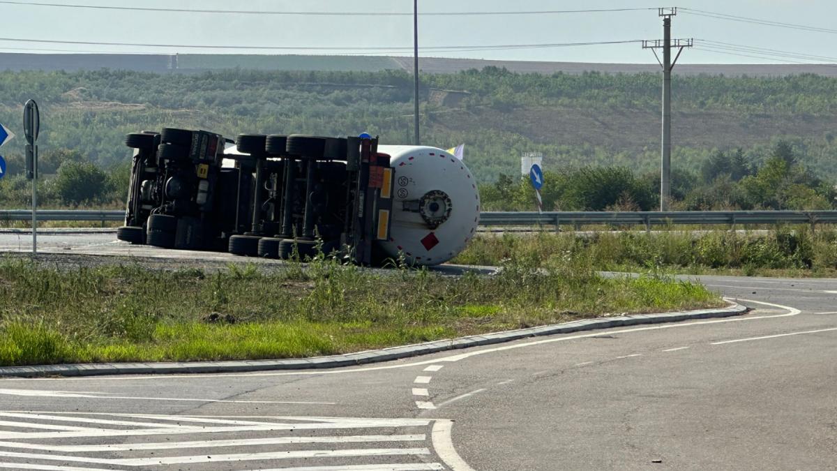 o cisterna cu 19 000 de litri de gaz metan s a rasturnat si exista scurgeri pe dn24 a zeci de case evacuate trafic blocat complet