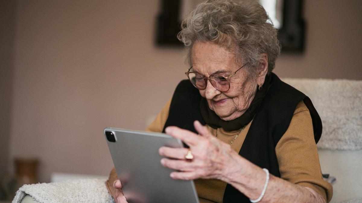 o octogenara a ramas fara bani dupa ce s a indragostit de un astronaut ramas fara oxigen in spatiu