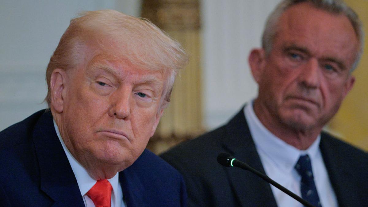 sub influenta lui rfk jr trump sustine ca vaccinurile anti covid au sfasiat cdc si cere noi date privind eficacitatea lor