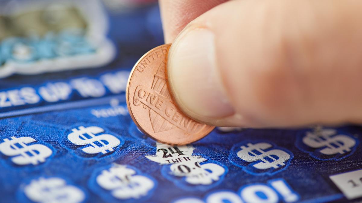 un barbat a crezut ca a castigat la loterie 100 de dolari si s a bucurat apoi zerourile au continuat sa tot apara