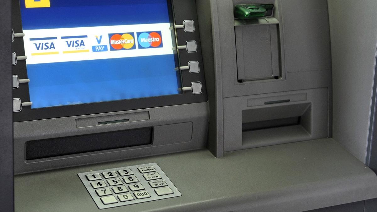 un barbat a uitat 7 500 de lei intr un bancomat in tulcea imediat dupa el a venit o femeie si a gasit banii ce a facut cu ei