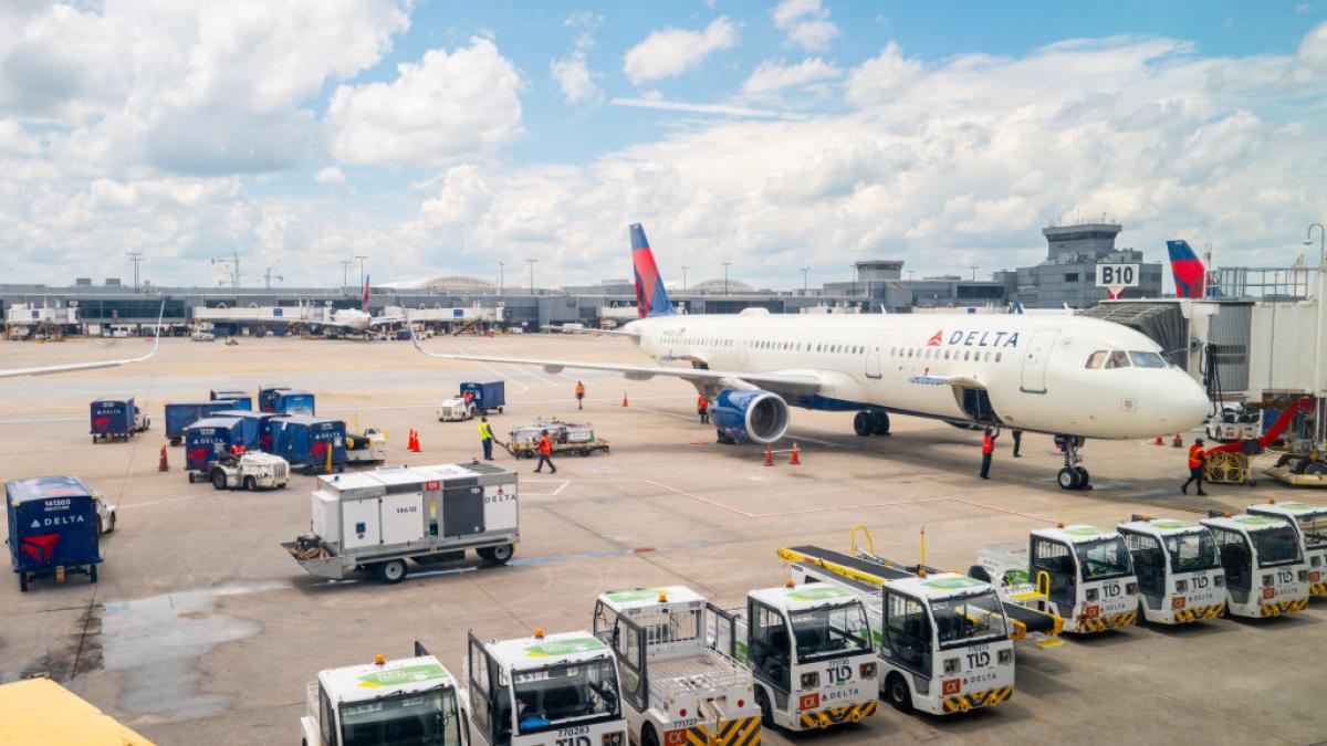 un pilot s a imbolnavit in timpul zborului iar ruta a fost deviata cu 4 000 de kilometri calatoria a durat 24 de ore in loc de 16