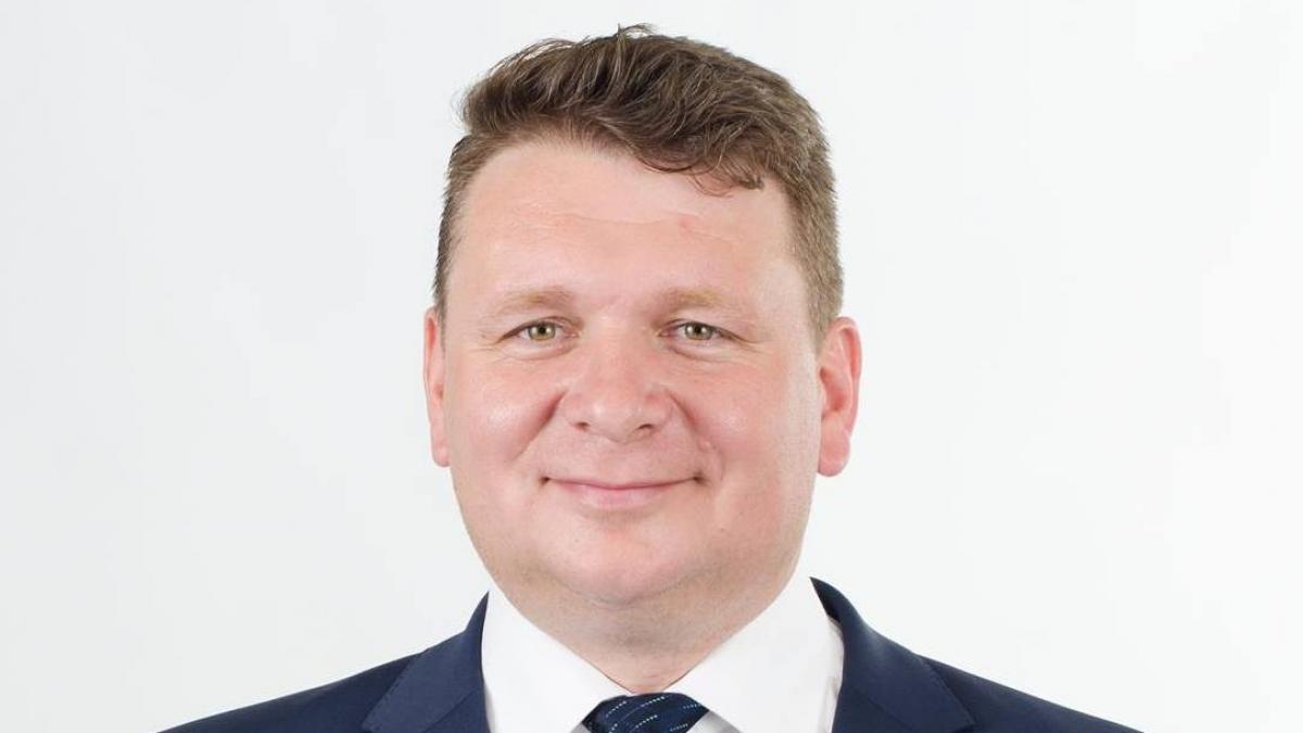 un primar il contrazice pe bolojan si sustine ca in baza simularii guvernului el ar avea dreptul sa mai angajeze inca 31 de oameni