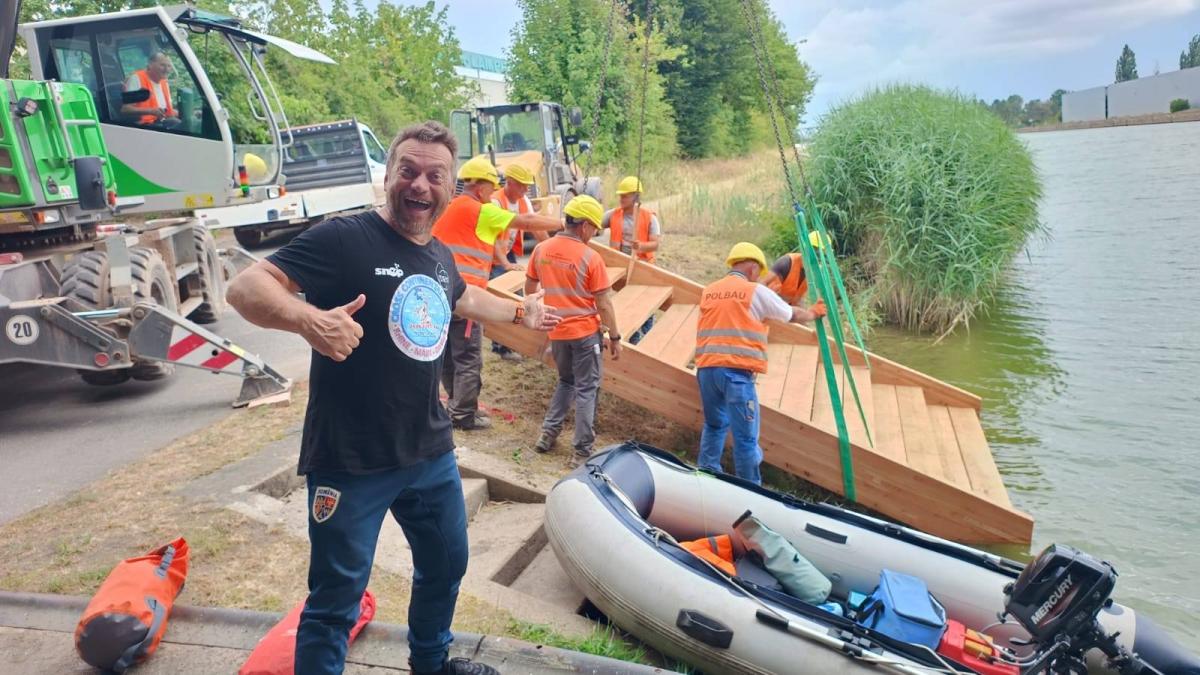 un roman a devenit oficial primul om din lume care a parcurs inot un continent avram iancu a inotat 177 de zile fara costum de neopren