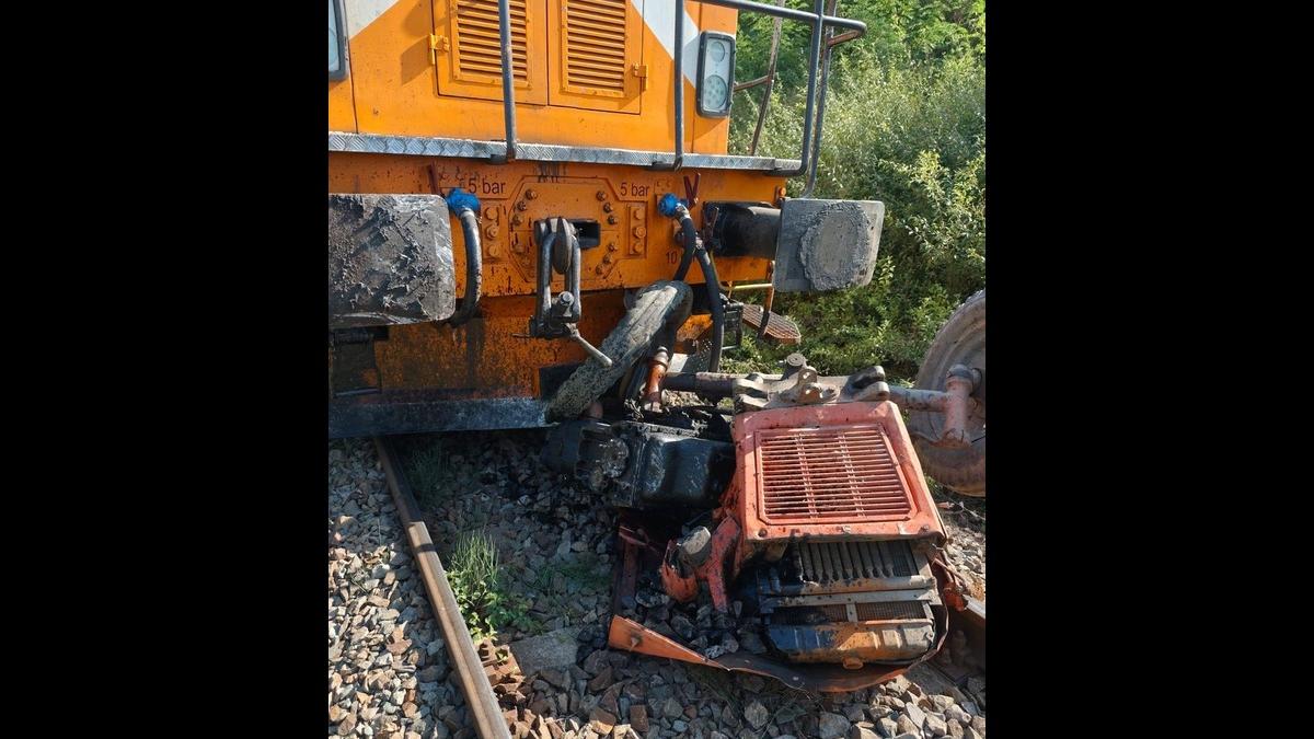 accident grav pe fondul neatentiei un tren a spulberat un tractor