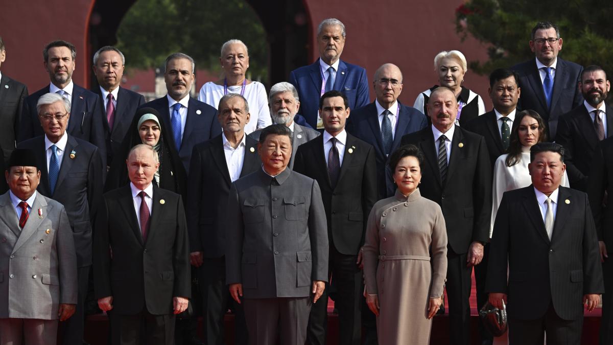 adrian nastase si viorica dancila apar in poza la beijing cu cei mai faimosi dictatori ai planetei xi putin si kim