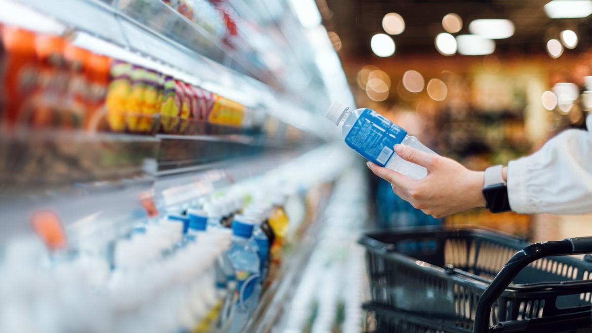 alerta din cauza microplasticelor din alimente si bauturi ingeram echivalentul a 50 de carduri bancare pe an potrivit unor studii