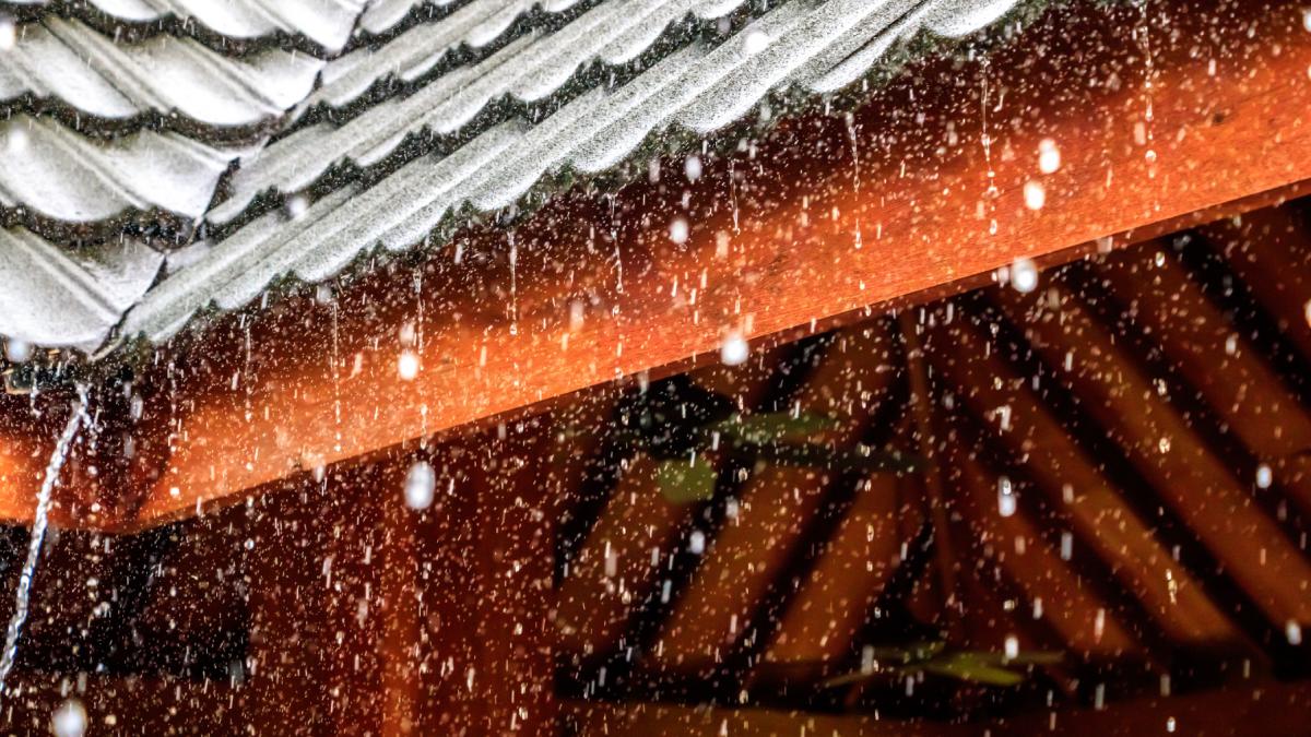 furtuna ploaie torentiala streasina acoperis casa