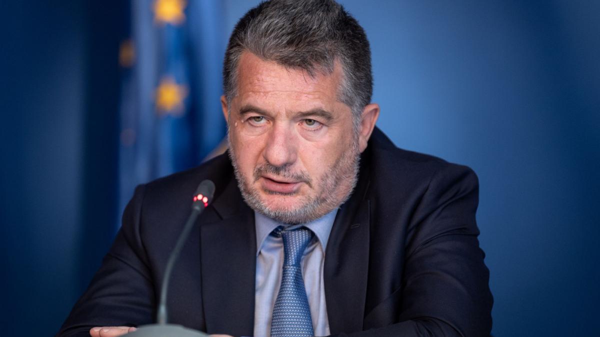 directorul cfr calatori cu case in dubai cere bani de la stat pentru gaurile companiei nu mai garantam siguranta transportului