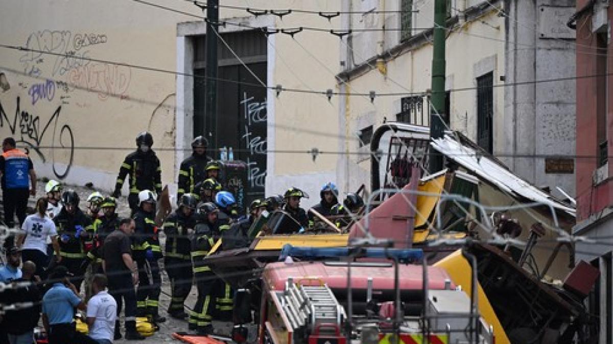 funicularul gloria s a prabusit la lisabona cel putin trei oameni au murit alti 9 sunt in stare grava