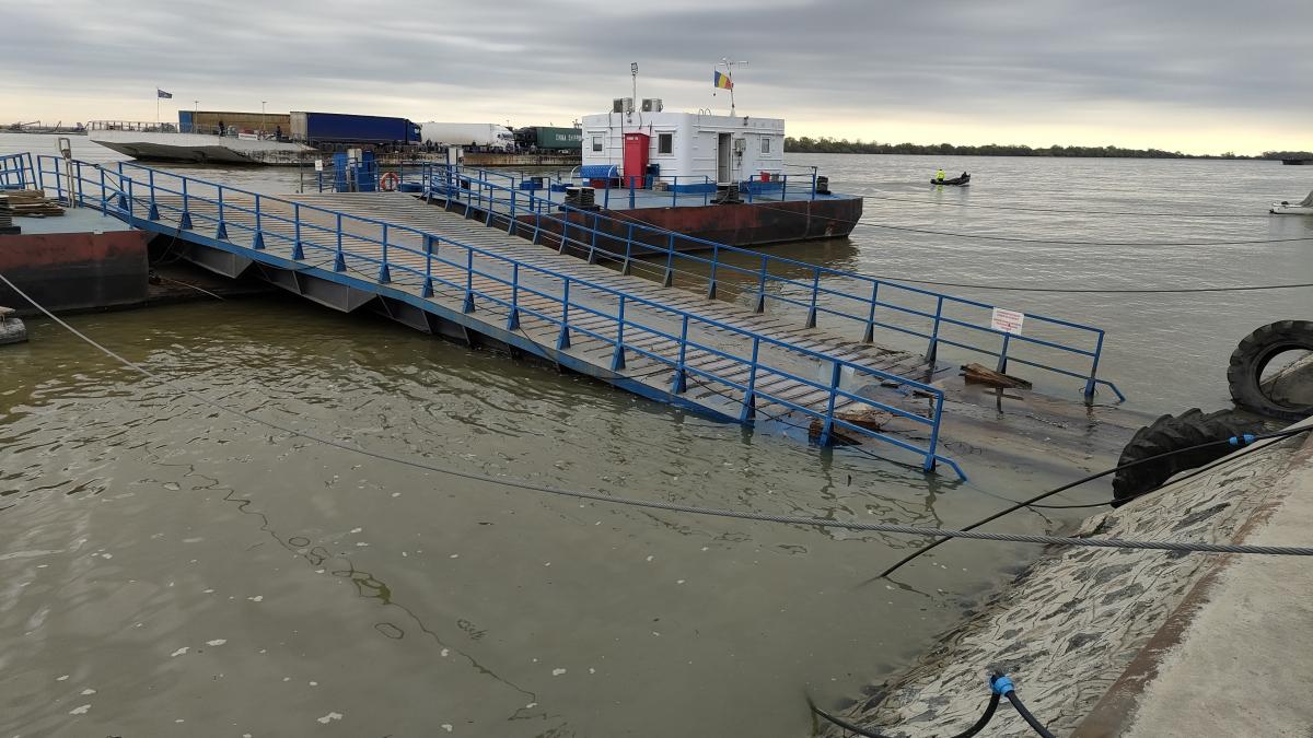 incident grav pe dunare un bac pe care era un camion s a scufundat in apele fluviului la frecatei exista acuzatii de ilegalitati