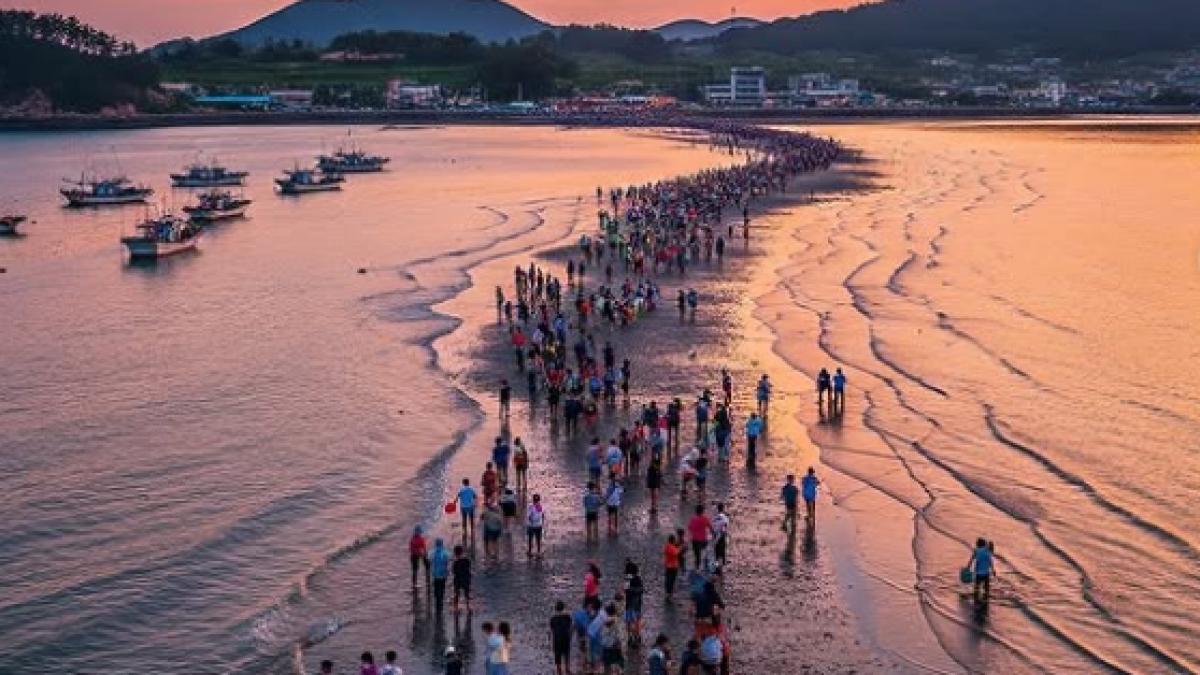 marea misterioasa din coreea de sud care se desparte de doua ori pe an timp de o ora