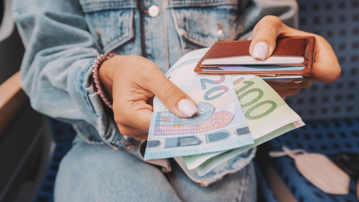 o tara din europa anunta ca vrea sa renunte la numerar in urmatorii 5 ani oamenii se revolta prefer banii cash