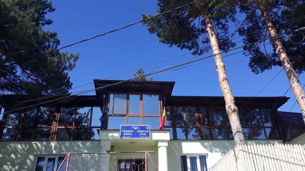 situatie imposibila pentru elevii dintr o comuna din buzau scoala recent renovata s a desfiintat ca sa ajunga la alta nu au cu ce
