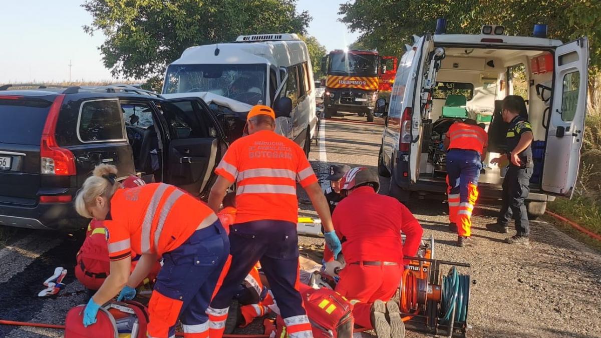 un microbuz si o masina s au izbit pe dn 24c in botosani 17 raniti trei in stare grava a fost activat planul rosu de interventie