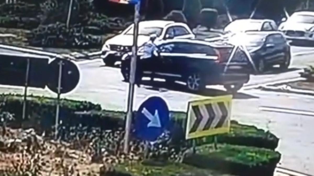 un om de afaceri l a tarat cu masina pe politistul din intersectie la eforie apoi a spus ca agentul l a agresat pe el