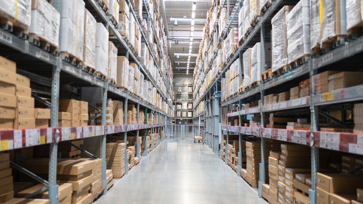 companiile chineze din e commerce si logistica si au relocat spatiile de depozitare in europa dupa ce trump le a impus tarife uriase