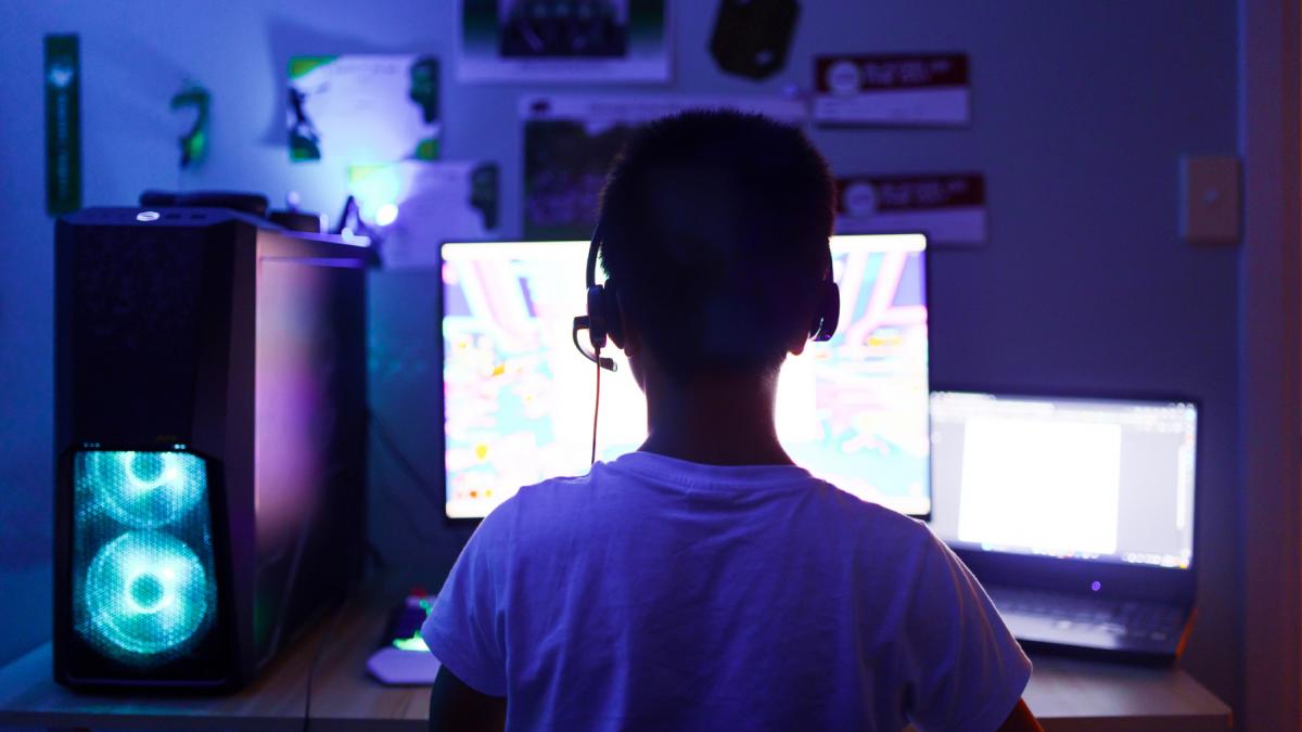 cum folosesc copiii din romania internetul 71 dintre elevi acceseaza zilnic tiktok 40 din ei au intalnit materiale pornografice