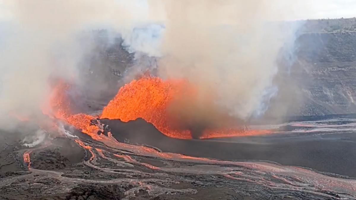 fenomen spectaculos si extrem de rar surprins in timpul unei eruptii dramatice a vulcanului kilauea din hawaii ce este volnado