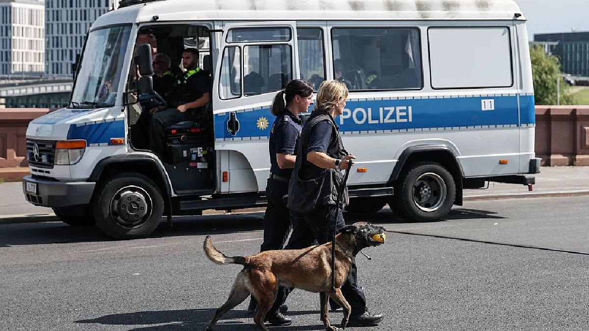 mai multe persoane inclusiv copii au fost ranite dupa ce o masina a intrat intr un grup de oameni la berlin