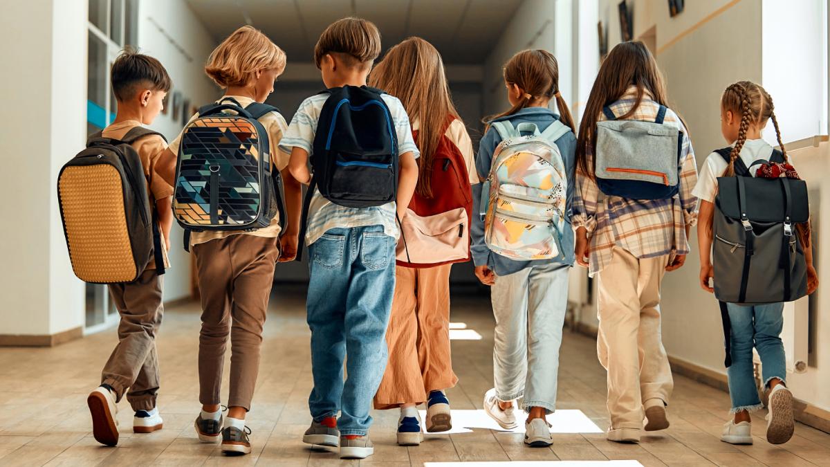 proiect aur vrea ca elevii si profesorii sa cante imnul national si sa zica tatal nostru la inceputul fiecarei zile de scoala