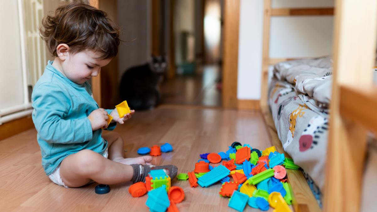 un bunic s a dus sa isi ia nepotul de la cresa dar a plecat cu alt copil eroarea a dus la anchete de proportii