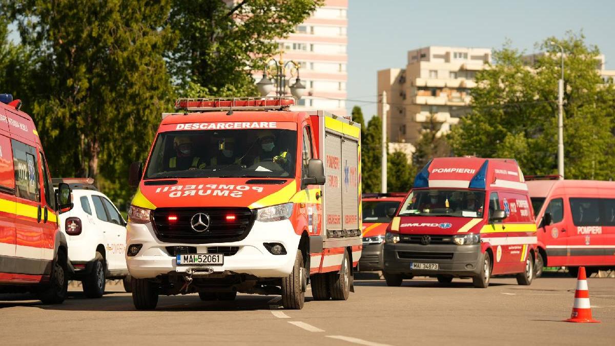 cinci persoane au fost ranite in urma unui accident produs intre o caruta si o autilitara la iasi