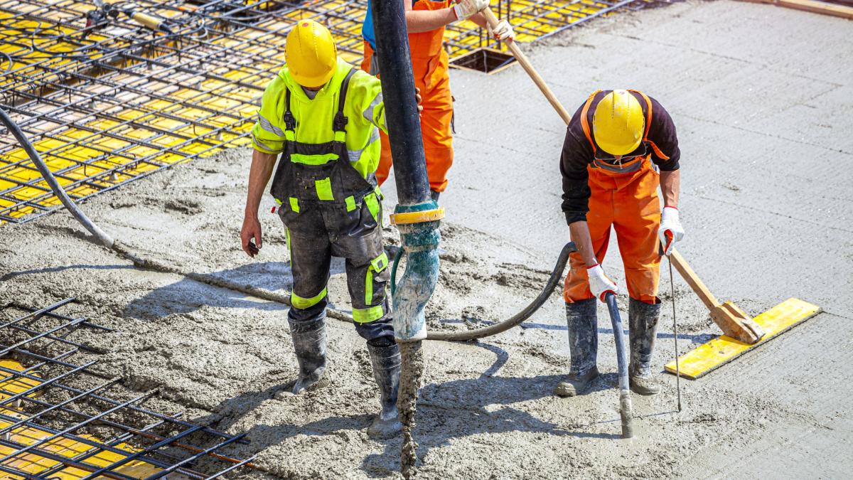 in cluj patronul unei firme de constructii a fost luat la bataie de angajati pentru ca nu le a dat salariile