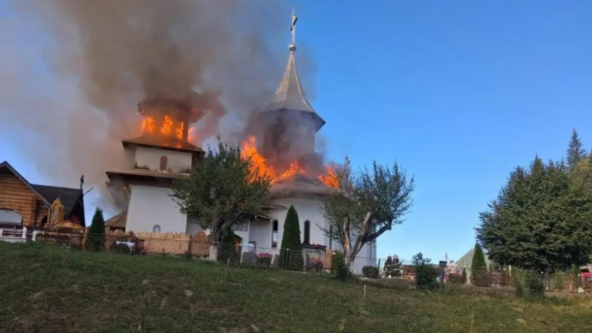 incendiu puternic la o biserica din suceava flacarile au cuprins turlele lacasului