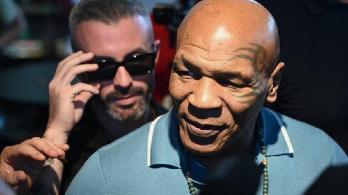lupta spectaculoasa intre legendele boxului floyd mayweather jr si mike tyson cand se vor infrunta cei doi