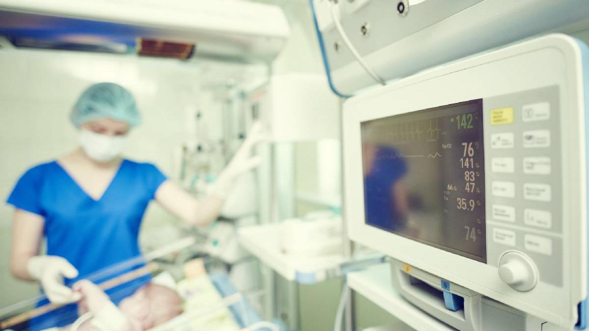 medicii indieni au operat un caz extrem de rar gemeni paraziti indepartati din abdomenul unui bebelus de 20 de zile