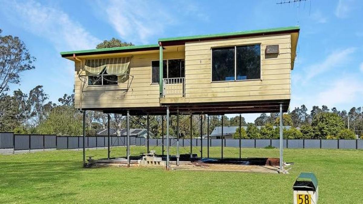 o casa bizara cocotata la 3 metri inaltime declanseaza frenezie printre cumparatori pretul este urias