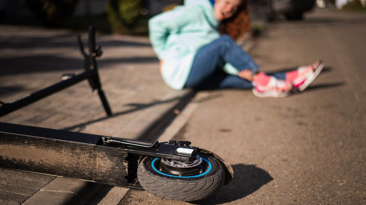 pericol in bucuresti jandarmii au prins in fapt o femeie care taia franele unei trotinete electrice in centrul vechi