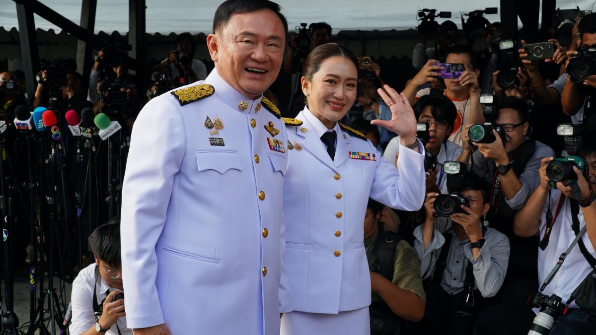 sfarsitul celei mai puternice dinastii politice din thailanda oamenii au urmarit online cum fostul premier a fugit cu avionul privat