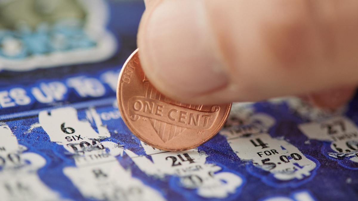 a oprit la o benzinarie dupa tratamentul sotiei bolnave de cancer si a cumparat un loz razuibil a dat lovitura cu doar 5 dolari