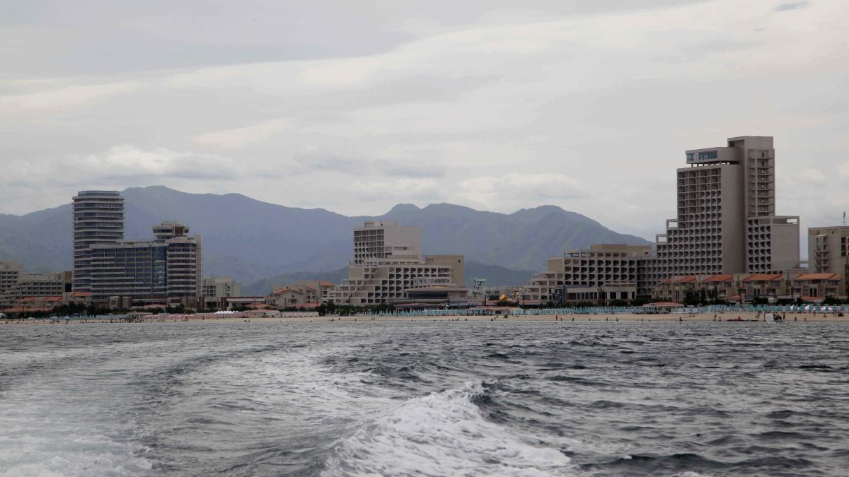 hoteluri plaje si parcuri acvatice dar unde sunt turistii in interiorul noului resort din coreea de nord vast dar pustiu