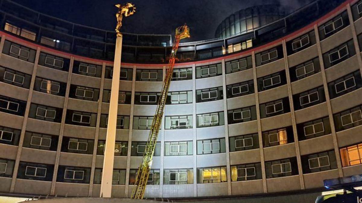 incendiu de proportii la o cladire de 9 etaje din londra 100 de pompieri incearca sa stinga focul