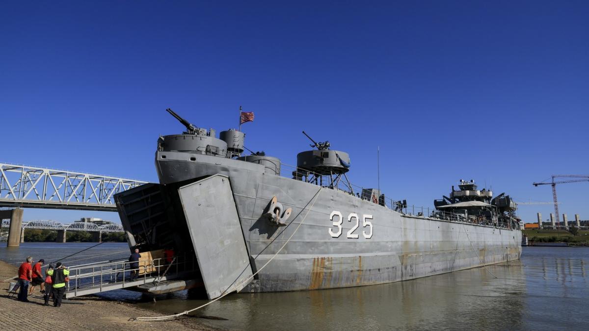 la 100 de ani un veteran de razboi povesteste cum a supravietuit atacurilor kamikaze la 19 ani eram ofiter pe lst 751 o nebunie