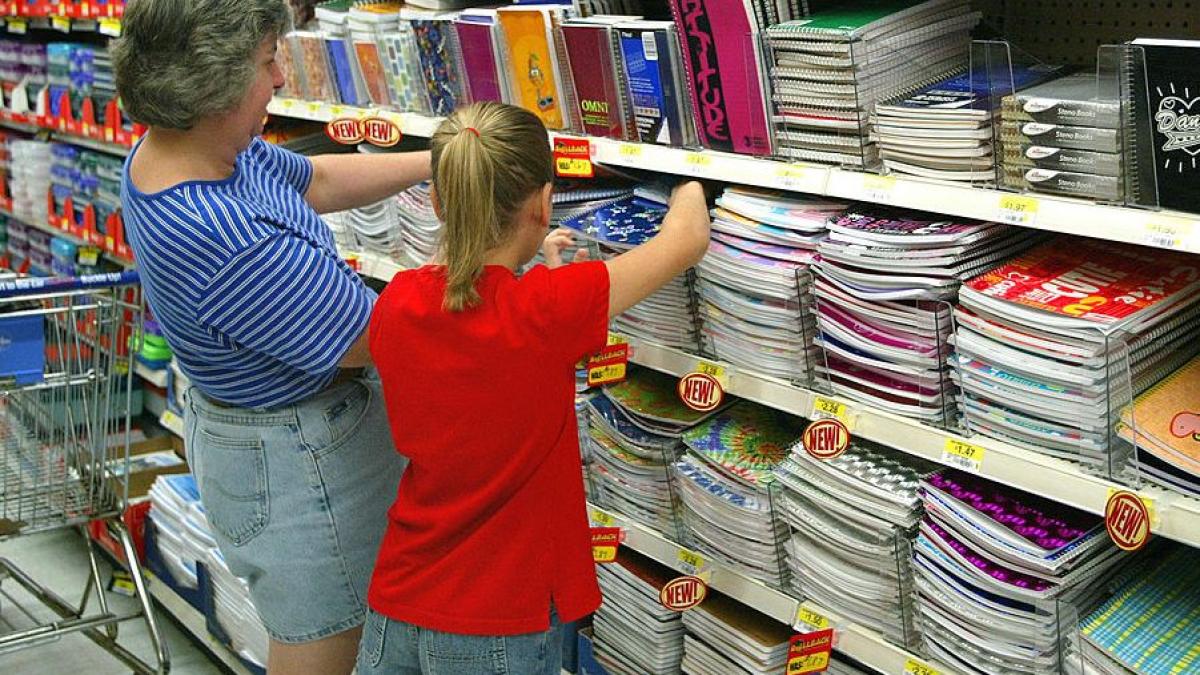 noul an scolar ii costa pe parinti pana la 1 500 de lei pentru rechizite si haine pentru inceput