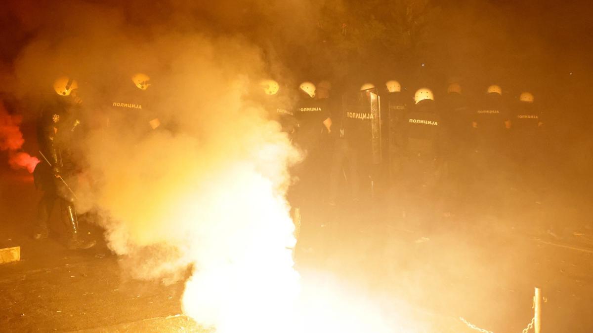 proteste violente in serbia mii de oameni cer ca vucic sa plece politistii au dat cu gaze lacrimogene si grenade paralizante
