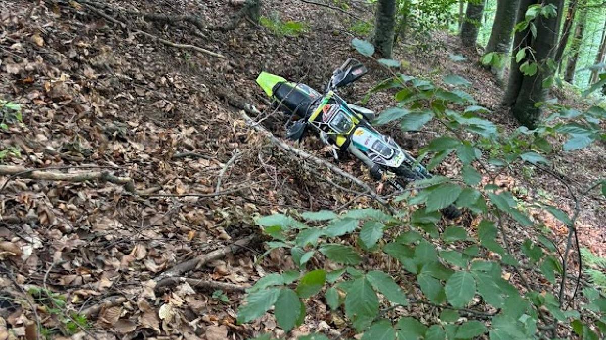 un motociclist ranit intr o padure din capalna a fost salvat cu elicopterul smurd