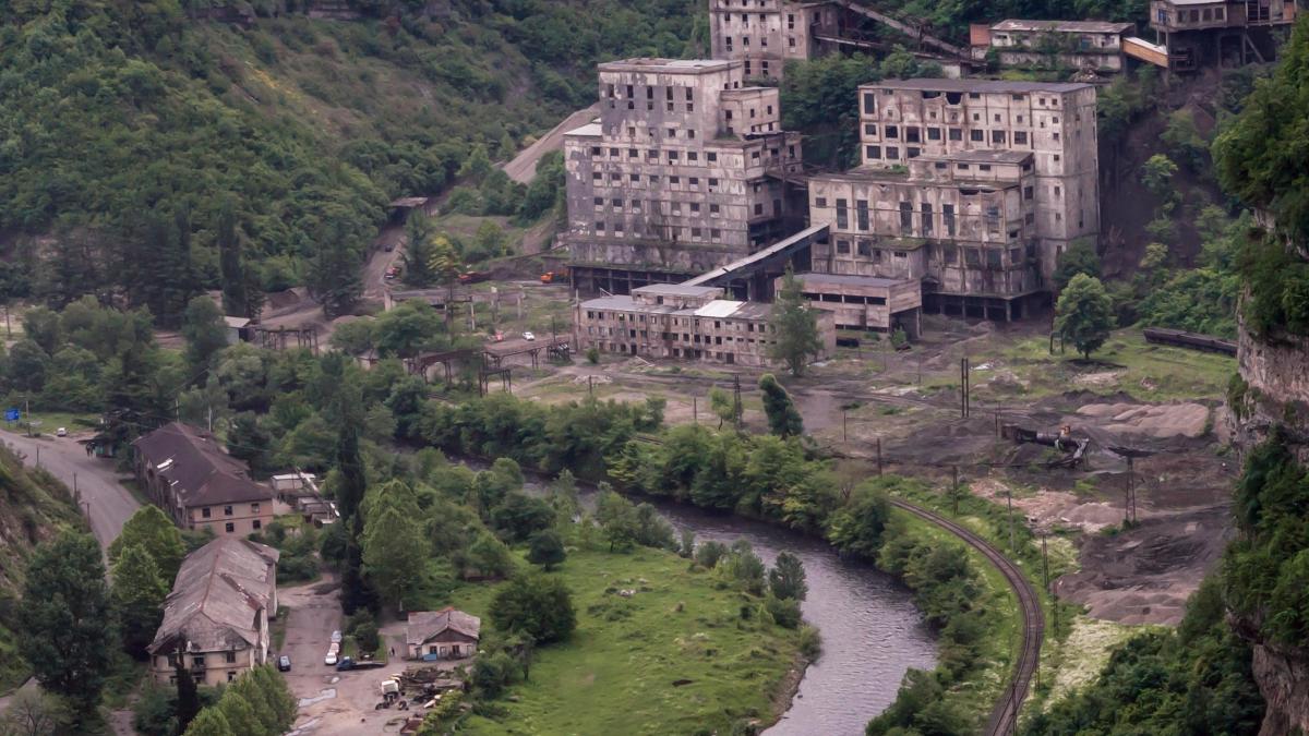 acest aur negru a devenit o ciuma pentru noi mina dintr o fosta tara sovietica alimenteaza ambitia ue pentru inarmare