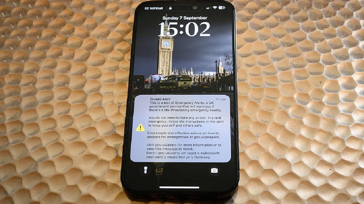 alarma de urgenta primita pe milioane de telefoane in marea britanie soferii au primit avertismente si un meci de rugby a fost amanat
