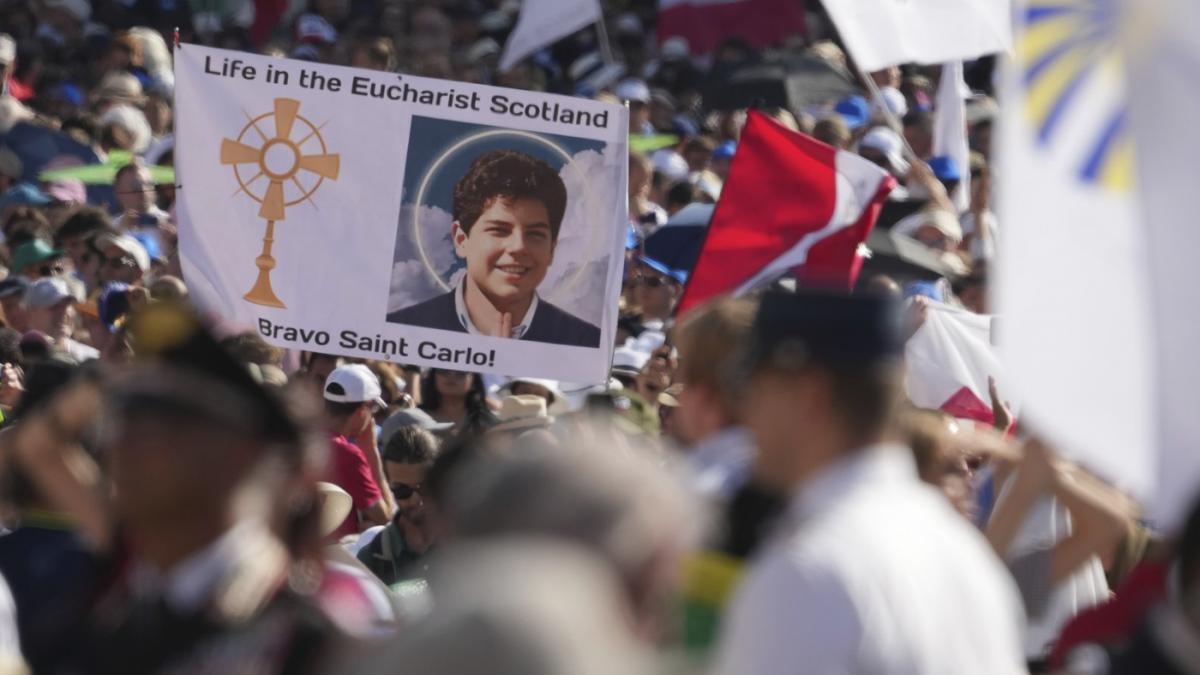 cum devii sfant si cum a reusit asta carlos acutis adolescentul supranumit influencerul lui dumnezeu a fost canonizat