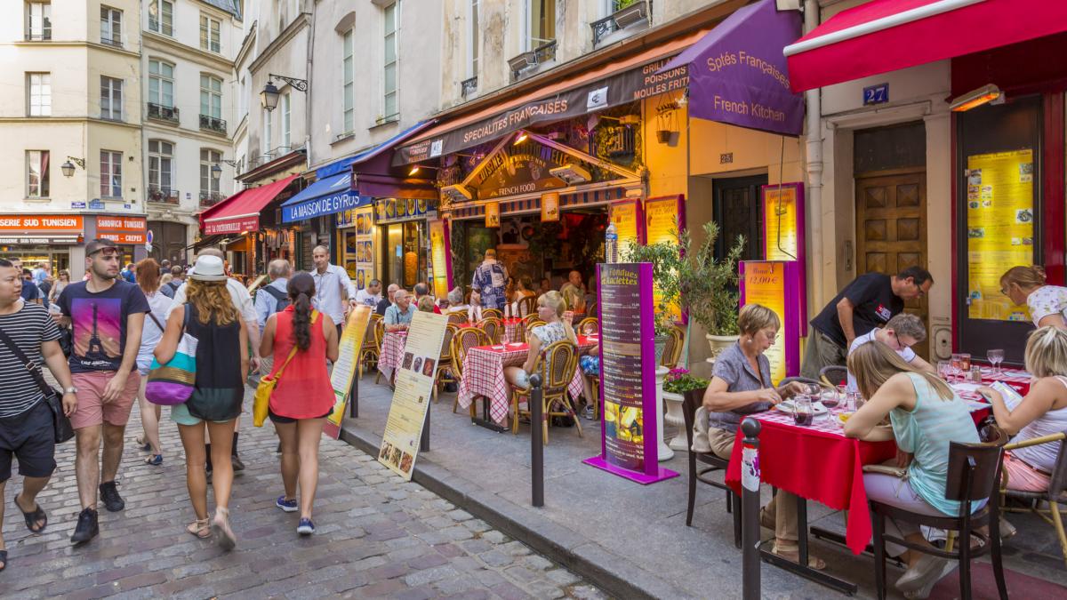 destinatia de calatorie numarul 1 pentru generatia z in aceasta toamna e in europa iar tinerii prefera vizitele la targuri si muzee